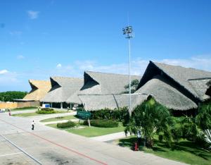 charakterystyczna architektura lotniska w Punta Cana