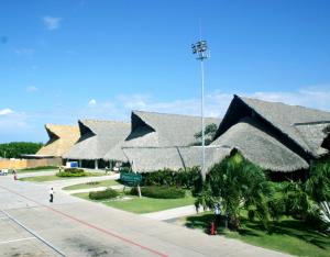 charakterystyczna architektura lotniska w Punta Cana